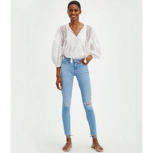 Levi’s Light Wash Distressed 711 Skinny Jeans Women’s Size 33W 30L - 16 Medium